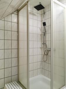 a shower with a glass door in a bathroom at Smittshörn 3 - Oberdeck in Altfunnixsiel +24 photos