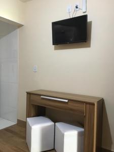 TV a/nebo společenská místnost v ubytování Varandas do Atalaia Suítes