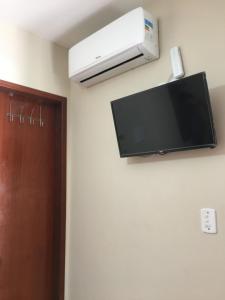 TV a/nebo společenská místnost v ubytování Varandas do Atalaia Suítes