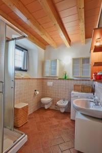 メナッジョにあるPiccolo Girasoleのバスルーム(トイレ、洗面台付)