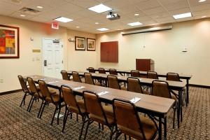 uma sala de conferências com uma mesa longa e cadeiras em Candlewood Suites Tuscaloosa, an IHG Hotel em Tuscaloosa