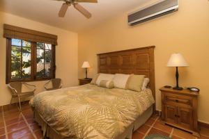 1 dormitorio con 1 cama, ventilador y ventana en Casa Isla 2BR by Casago, en Loreto