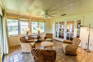 sala de estar con sillas y ventilador de techo en Arnold Palmer's Bay Hill Club & Lodge, en Orlando