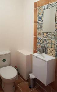 Koupelna v ubytování Logement avec piscine, classé 3 étoiles, de 42 m2 tout confort au calme pour un couple + 12 fotografií