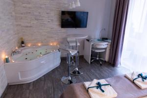 Televisyen dan/atau pusat hiburan di SPA Apartment Nalis