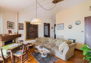 un soggiorno con divano e tavolo di La mansarda delle meraviglie B&B Superior a Trieste