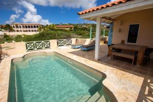 a swimming pool on the patio of a house at Casa di Bon Bientu in Kralendijk