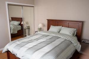 a bedroom with a large bed with a mirror at williams jewel stanford in Palo Alto
