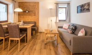 ein Wohnzimmer mit einem Sofa und einem Tisch in der Unterkunft Gschwenderhaus Ferienwohnungen in Oberstdorf