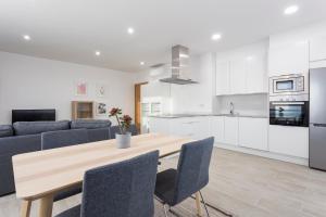 A kitchen or kitchenette at APARTAMENTO LUMINOSO EN CANGAS - B Még 10 kép