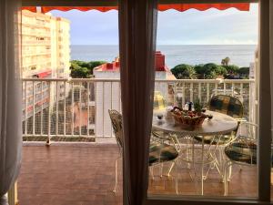 Imagen de la galería de Sunshine apartment with great sea view and terrace in Malgrat de Mar, en Malgrat de Mar