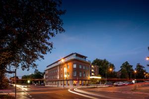 a building on the side of a street at night at Hotel Buschhausen in Aachen