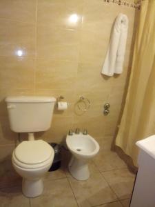 ein Bad mit einem WC und einem Waschbecken in der Unterkunft Conquistador Hotel in Santa Fe