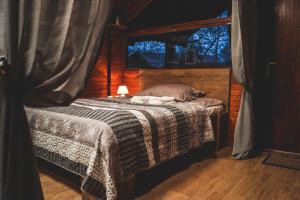 ein kleines Bett in einem Zimmer mit Fenster in der Unterkunft Lucky home in Čatež ob Savi