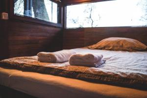 uma cama com toalhas num quarto com uma janela em Lucky home em Catez ob Savi