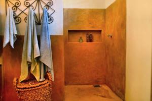 e bagno con termoarredo e doccia. di Casa Cacau a São Miguel do Gostoso Altre 29 foto