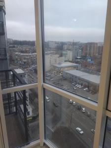 una ventana con vistas a la ciudad en Апартаменти Люкс, en Khmelʼnytsʼkyy