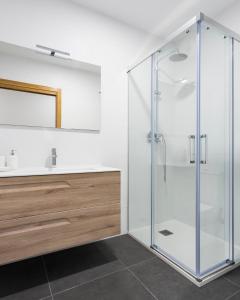 uma cabina de duche em vidro na casa de banho com um lavatório em APARTAMENTO LUMINOSO EN CANGAS em Cangas
