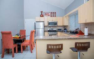 Una cocina o zona de cocina en GSAM's Vacations Escape