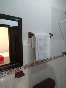 een badkamer met een spiegel en een handdoek bij HOTEL CASA D'LINA CENTRO in San Cristóbal de Las Casas +23 foto's