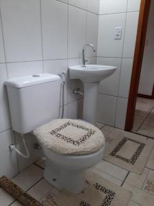 ルミアルにあるChalé Paraíso Fazendinha Cachoeira Pet Friendlyのトイレと洗面台付きのバスルーム +44枚の写真