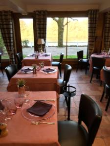 Restoranas ar kita vieta pavalgyti apgyvendinimo įstaigoje Hostellerie de Pavillon Saint-Hubert