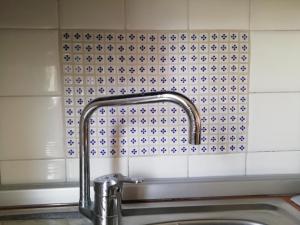 umywalkę z kranem w łazience w obiekcie SanBart Villetta con Giardino w mieście San Bartolomeo al Mare