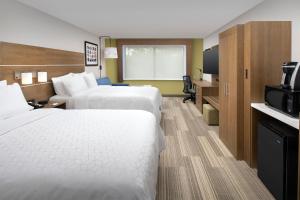 um quarto de hotel com duas camas e uma televisão em Holiday Inn Express & Suites Kingsland I-95-Naval Base Area, an IHG Hotel em Kingsland