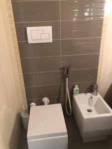 y baño con aseo blanco y lavamanos. en VIOLA HOME en Salerno