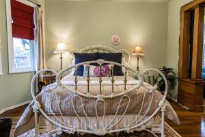 um quarto com uma cama branca num quarto em A Hidden Gem Bed and Breakfast em Windsor