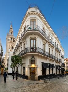 un gran edificio blanco en una calle de la ciudad en Cathedral Apartment, upper floor apartment, en Sevilla