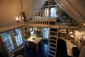 een uitzicht op een tiny house met een tafel en een bed bij B&B de Tuinfluiter in Nieuwleusen