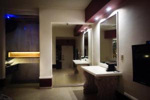 een badkamer met twee wastafels en een grote spiegel bij New York Hotel/Motel in Orizaba