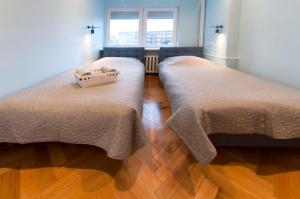 dos camas sentadas una al lado de la otra en una habitación en Bielańska Apartment, en Varsovia