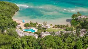 eine Luftansicht auf das Resort und den Strand in der Unterkunft Couples Sans Souci in Ocho Rios
