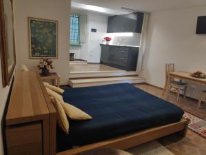 sypialnia z dużym niebieskim łóżkiem w pokoju w obiekcie Appartamento Palazzo Genga w mieście Urbino