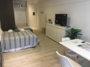 a bedroom with a bed and a table with chairs at RM&Asociados in Buenos Aires