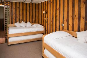A bed or beds in a room at Del Pescador Hotel Cabañas