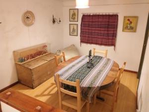 une salle à manger avec une table et une boîte en bois dans l'établissement Casa da Lomba do Cavaleiro, à Povoação
