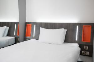 Llit o llits en una habitació de Easyhotel Reading