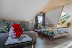 salon z kanapą i stołem w obiekcie GÓRALSKA VILLA APARTAMENTY Z JACUZZI & HOME SPA & Zakopane w Poroninie +37 zdjęć