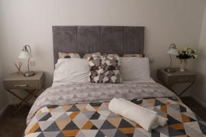 En eller flere senge i et værelse på Cosy & Lovely Guesthouse with Free Parking & Close to Station