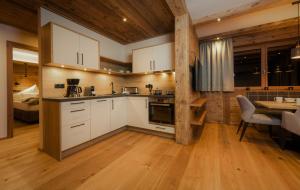 Kuchyňa alebo kuchynka v ubytovaní NATURPARKGUT - alpdeluxe Apartments