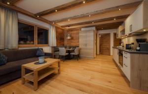 Kuchyňa alebo kuchynka v ubytovaní NATURPARKGUT - alpdeluxe Apartments