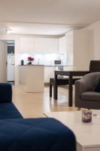 バーゼルにある2,5 Zi Design Loft Wohnung mit Gartensitzplatzのキッチン、リビングルーム(テーブル、ソファ付)