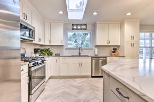 Fotografie z fotogalerie ubytování Jacksonville Gem - Ideal Location to Beaches! v destinaci Jacksonville + 22 fotografií