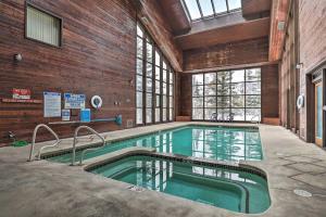 ein großer Pool in einem Gebäude mit einem großen Fenster in der Unterkunft Copper Chase Condo Less Than 1 Mile to Brian Head Skiing! in Brian Head