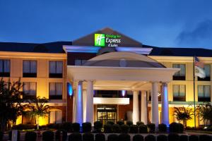 un hotel di fronte a un edificio di notte di Holiday Inn Express & Suites Tupelo, an IHG Hotel a Tupelo
