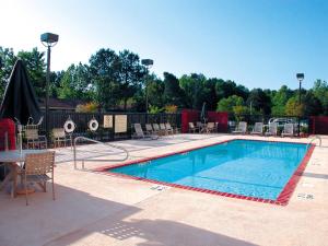 בריכת השחייה שנמצאת ב-Holiday Inn Express & Suites Tupelo, an IHG Hotel או באזור