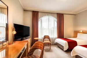 TV a/nebo společenská místnost v ubytování BEST WESTERN PLUS Travel Inn
